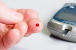 Gestačný diabetes mellitus (GDM) patrí k závažným metabolickým poruchám počas tehotenstva. Môže negatívne ovplyvniť vývoj dieťaťa ako i zdravie matky. WHO odporúča vykonávať skríningové vyšetrenie formou orálneho glukózo - tolerančného testu (oGTT) medzi 24. – 28. týždňom gravidity. Spôsob vykonania a prevedenia samotného testu ovplyvňuje riziko falošne pozitívnych ale aj negatívnych výsledkov, a preto by mal byť vykonaný presne podľa odporúčaní. Aktuálne aj na Slovensku platia konsenzuálne diagnostické kritéria GDM podľa IADPSG (International Association of Diabetes and Pregnancy Study Groups), ktoré vzišli z medzinárodnej štúdie HAPO(Hyperglycemia and Adverse Pregnancy Outcomes).